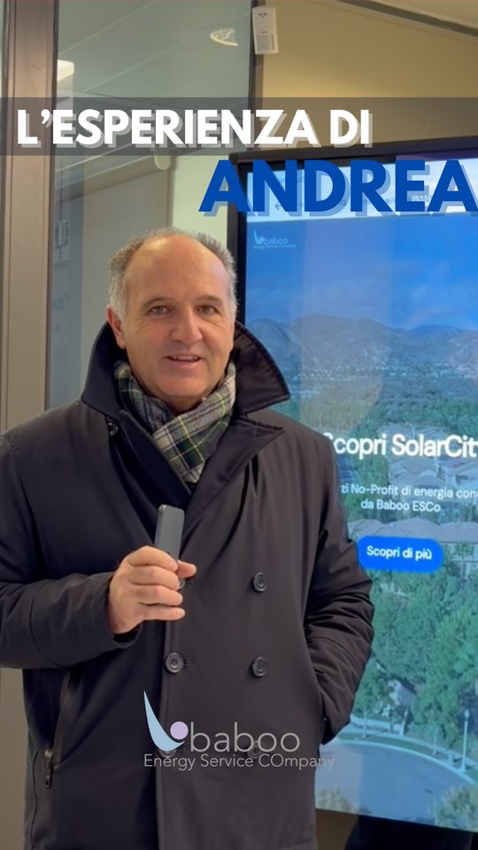 Andrea in casa accanto alla finestra